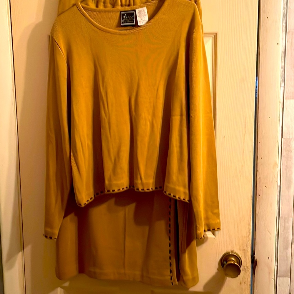 2 pc skirt set tan trim in brown lite weight sweater material never worn